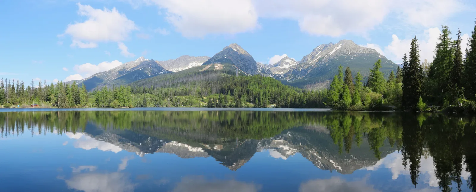 Štrbské pleso s odrazom tatranských štítov na hladine