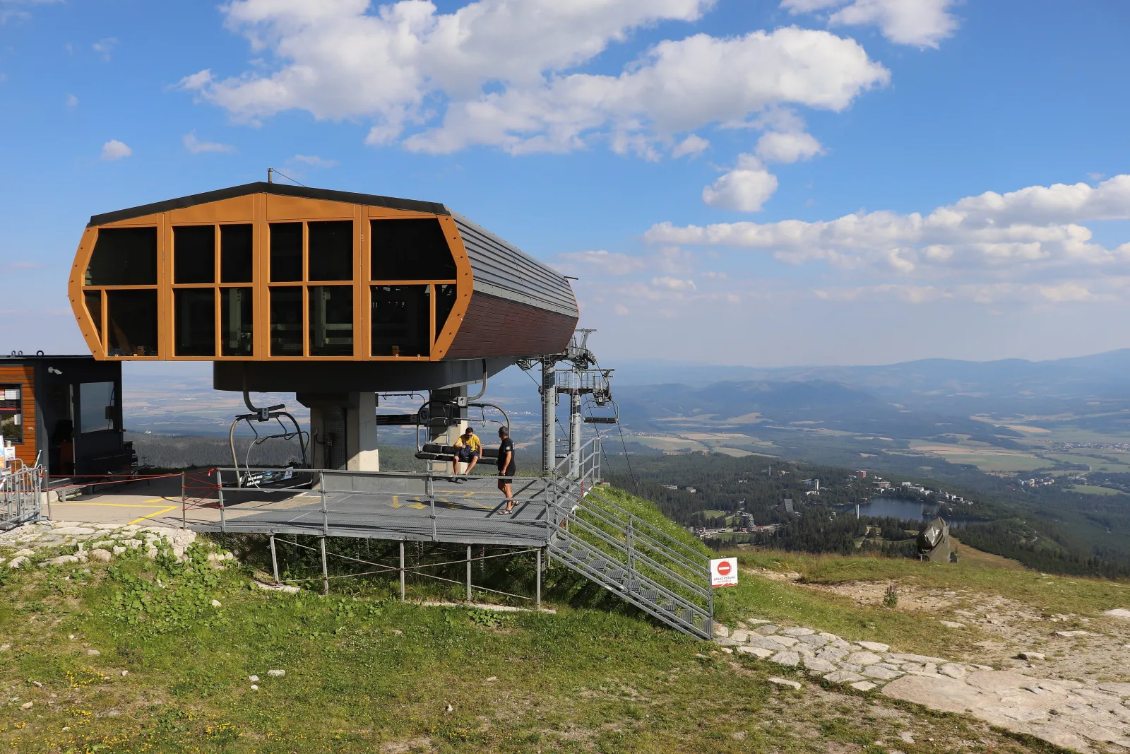 Horná stanica sedačkovej lanovky na Solisko s výhľadom na Štrbské pleso a Podtatranskú kotlinu