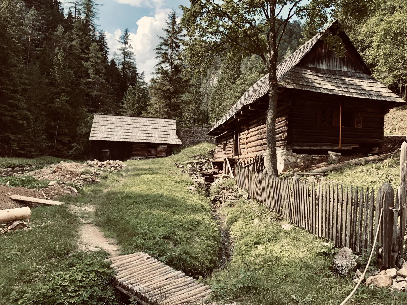 Drevené vodné mlyny Oblazy v Kvačianskej doline, obklopené smrekovým lesom