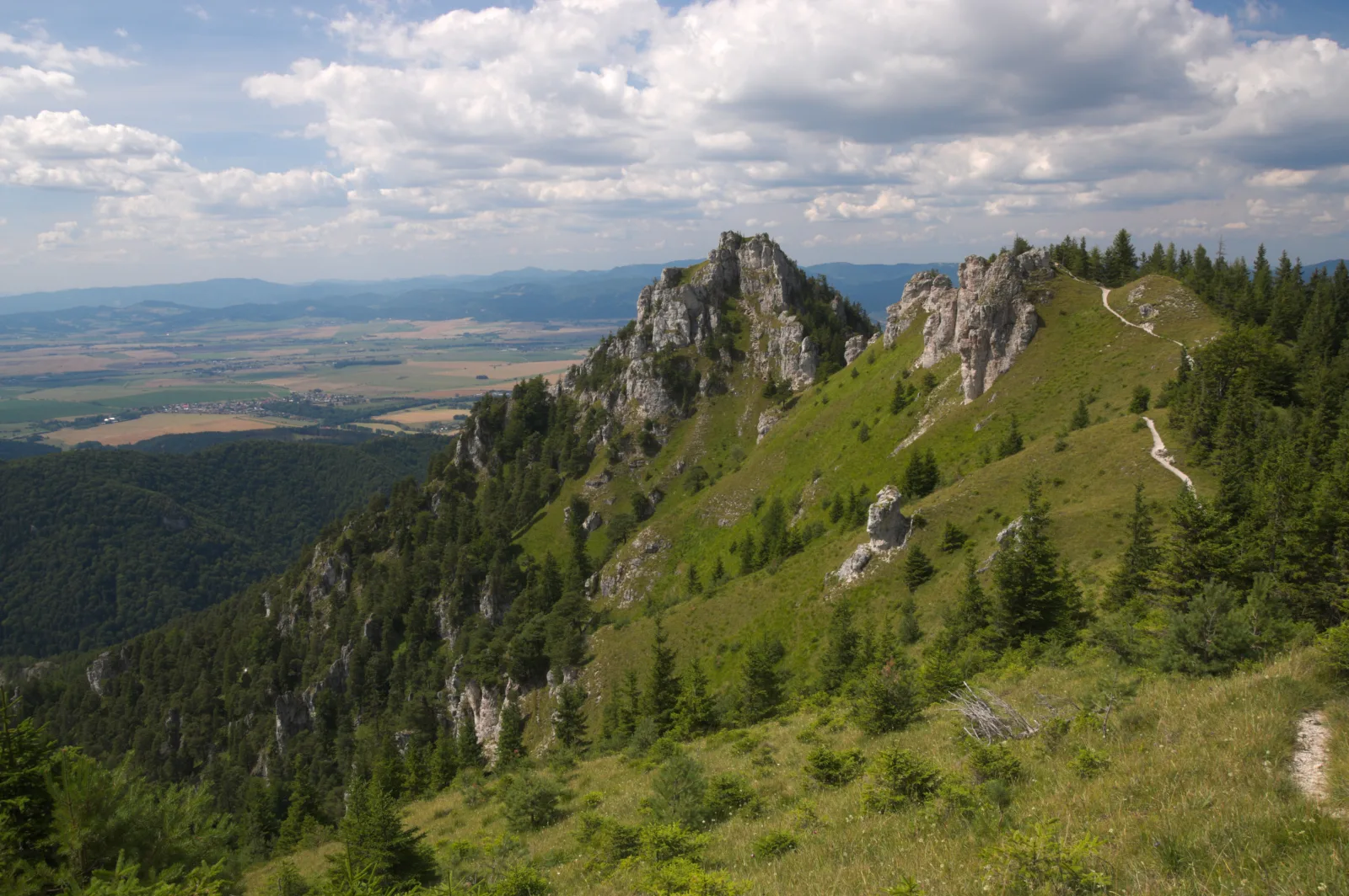 Skalnatý hrebeň Ostrej vo Veľkej Fatre, v pozadí Turčianska kotlina