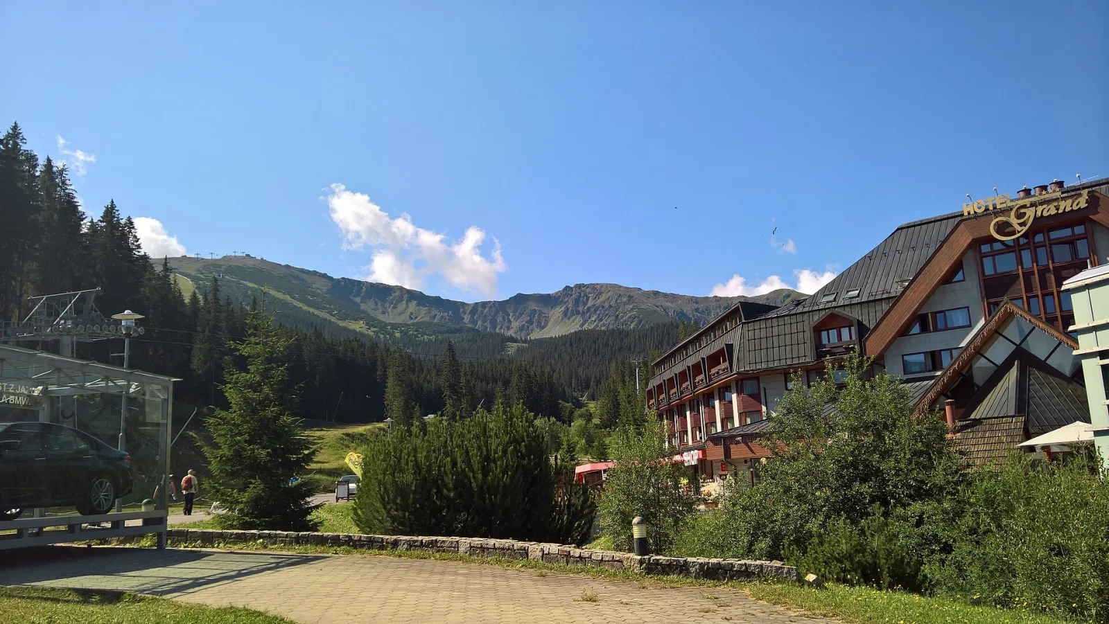 Severné svahy Chopka nad strediskom Jasná v Demänovskej doline v lete, vpravo hotel Grand